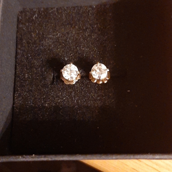 .33 diamond earrings - Picture 1 of 2